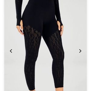 Fabletics mid-rise sculptknit leopard 7/8 legging